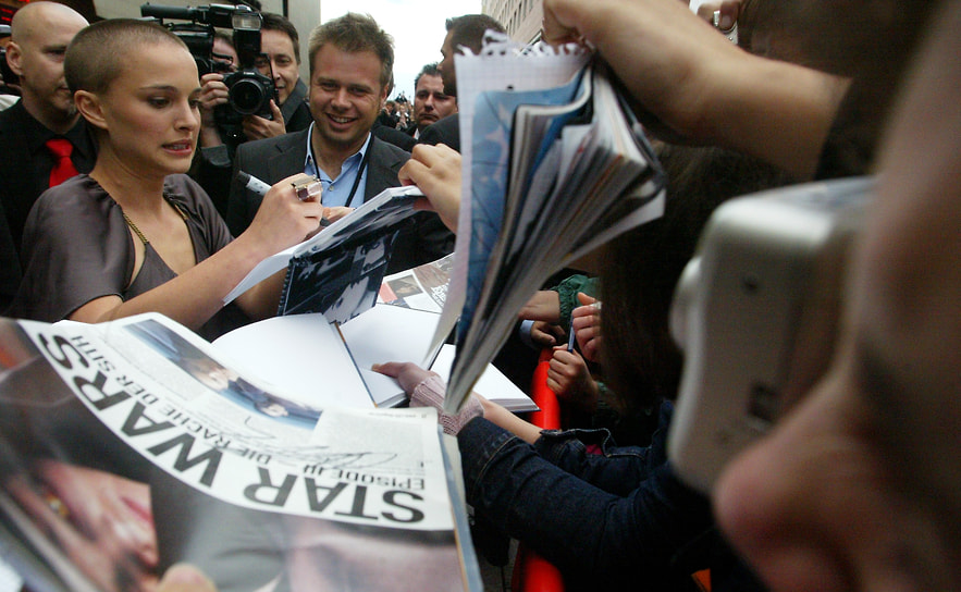 В 2008 году актриса дебютировала в качестве режиссера короткометражки  «Ева», а также одной из новелл киноальманаха «Нью-Йорк, я люблю тебя»