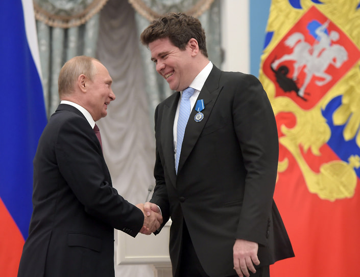 С президентом РФ Владимиром Путиным на церемонии вручения госнаград в Кремле, 2018 год. В 2011 году пианист получил звание народного артиста России, в 2018-м — орден Почета, а в 2025-м — «За заслуги перед Отечеством» IV степени