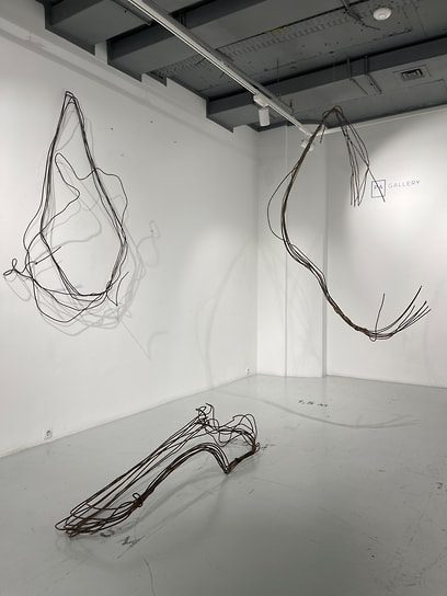 Экспозиция выставки Ани Желудь «Абзац» в PA Gallery в Москве