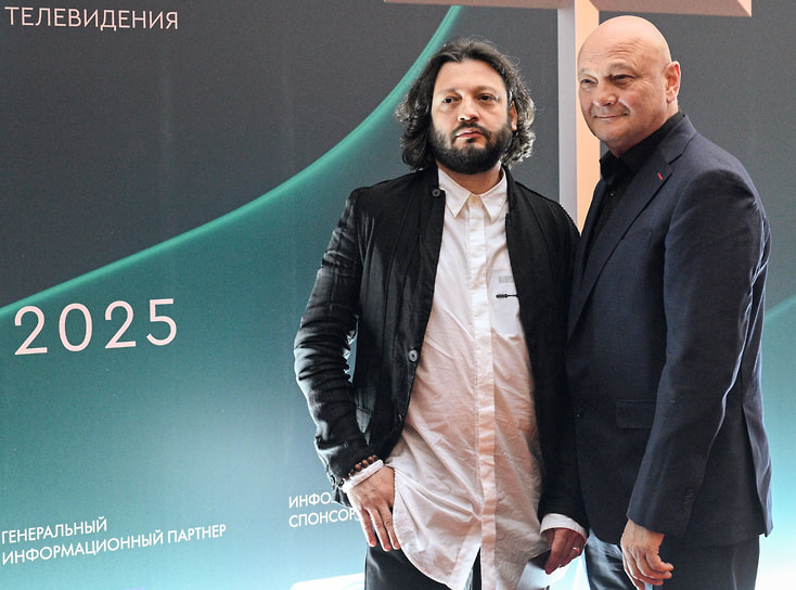 Режиссер, продюсер Сергей Гинзбург (справа) и его сын музыкант, композитор Георгий Мансуров на церемонии награждения победителей ТЭФИ 2025