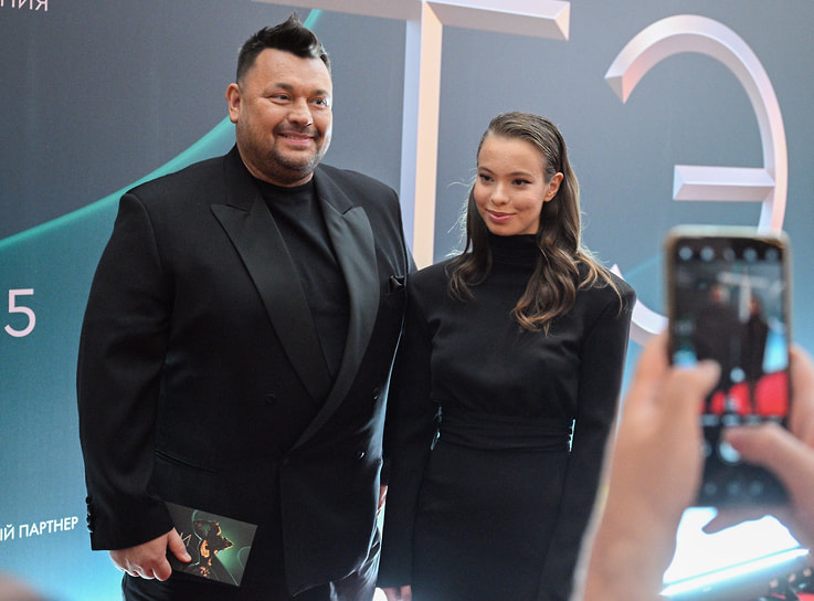 Солист группы «Руки вверх» Сергей Жуков с дочерью актрисой Никой Жуковой на церемонии награждения победителей ТЭФИ 2025