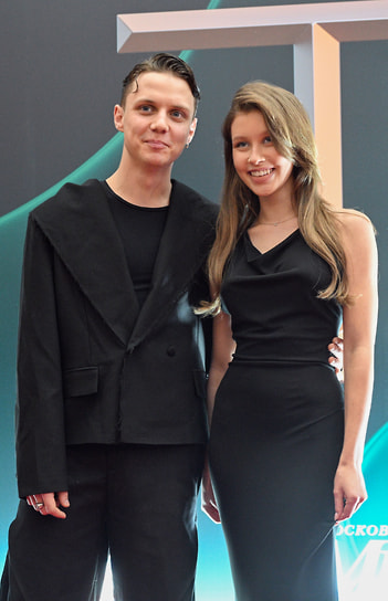 Певец Ваня Дмитриенко и актриса Анна Пересильд на церемонии награждения победителей ТЭФИ 2025