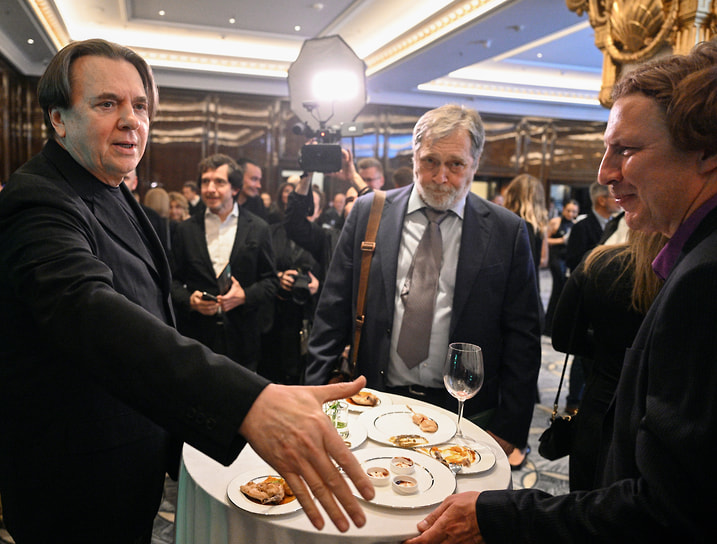 Генеральный директор телекомпании «Первый канал» Константин Эрнст (слева) и директор культурного центра-музея «Дом Высоцкого на Таганке» Никита Высоцкий (второй справа) на церемонии награждения победителей ТЭФИ 2025