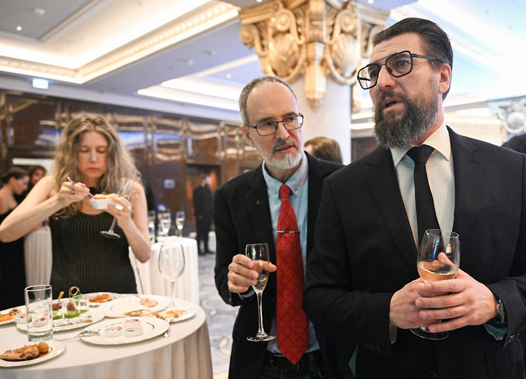 Актер Александр Устюгов (справа) на церемонии награждения победителей ТЭФИ 2025