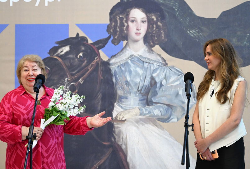 Гендиректор Государственной Третьяковской галереи Елена Проничева (справа) и заведующая отделом живописи XVIII-XIX веков галереи Людмила Маркина на церемонии открытия выставки «Карл Брюллов. Рим — Москва — Петербург»