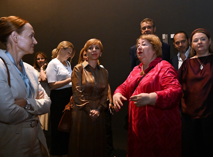 Гендиректор «VK Видео» Марианна Максимовская (в центре) и завотделом живописи XVIII-XIX веков Государственной Третьяковской галереи Людмила Маркина на церемонии  открытия выставки «Карл Брюллов. Рим — Москва — Петербург»