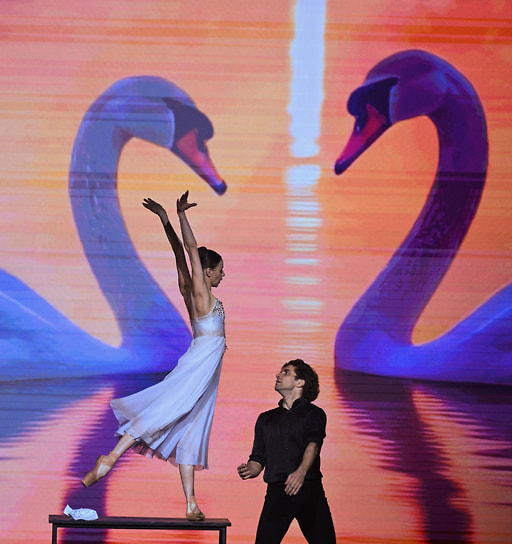 Артисты Игорь Цвирко и Кристина Кретова на премьере пластического спектакля «Наваждение» в концертном зале «Москва»