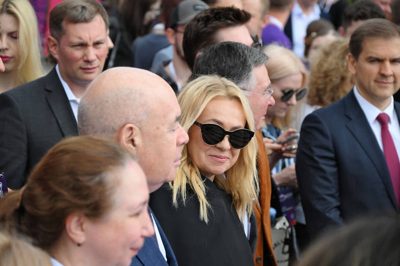 Специальный представитель президента России по международному культурному сотрудничеству Михаил Швыдкой (второй слева), продюсер Яна Рудковская (в центре) на церемонии запуска обратного отсчета 100 дней до «Интервидения 2025» 