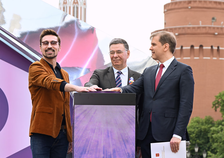 Слева направо: певец Дима Билан, замминистра иностранных дел России Александр Панкин и начальник управления президента России по общественным проектам Сергей Новиков на церемонии запуска обратного отсчета 100 дней до «Интервидения 2025» 