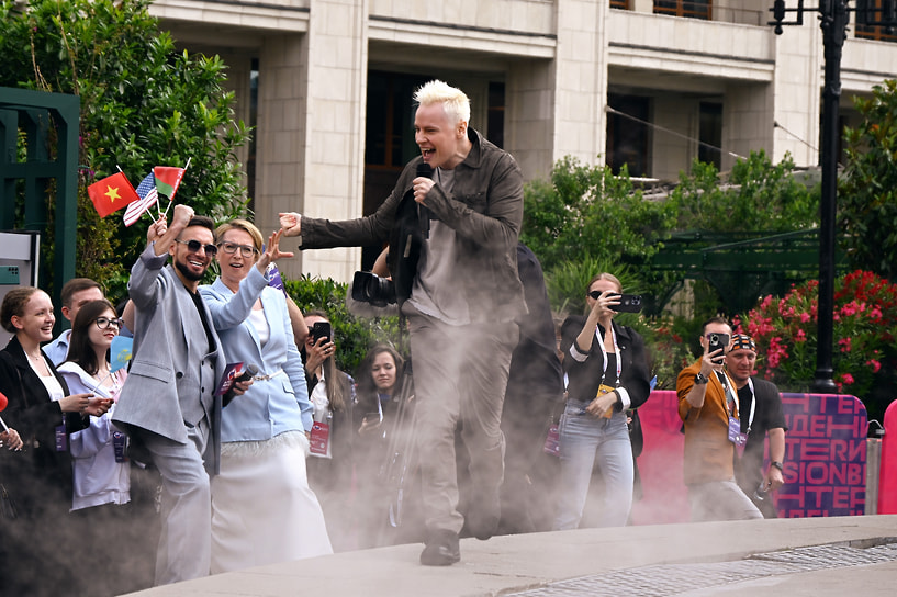 Певец SHAMAN (Ярослав Дронов) во время выступления  на церемонии запуска обратного отсчета 100 дней до «Интервидения 2025» 