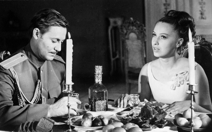 В кинематографе Юрий Соломин дебютировал в 1960 году, исполнив главную роль в социальной драме «Бессонная ночь». Всесоюзное признание актер получил после телевизионного фильма «Адъютант его превосходительства» (кадр на фото), где он сыграл Павла Кольцова. С 1961 года Соломин преподавал в Высшем театральном училище имени Щепкина