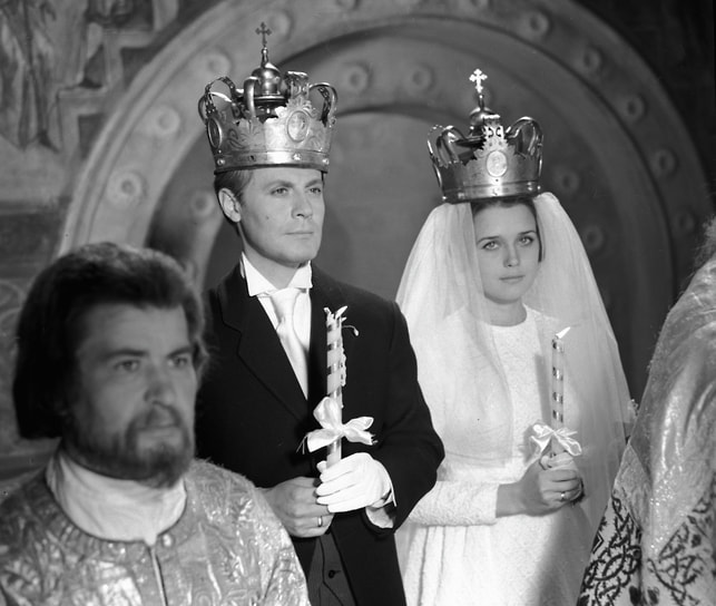 Актеры Юрий Соломин в роли Телегина и Ирина Алферова в роли Даши в многосерийном телевизионном фильме режиссера Василия Ордынского «Хождение по мукам»