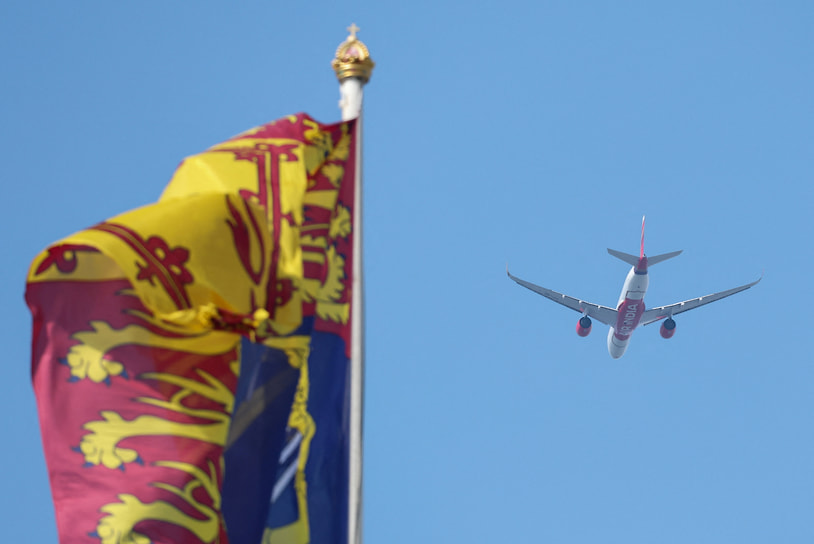 Пассажирский самолет Air India пролетает над Букингемским дворцом 