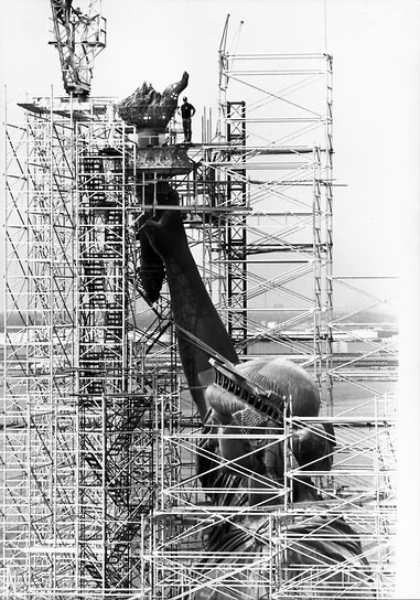 Статую Свободы начали реставрировать в 1984 году. С января по апрель того же года вокруг монумента возводились строительные леса. Затем начались работы