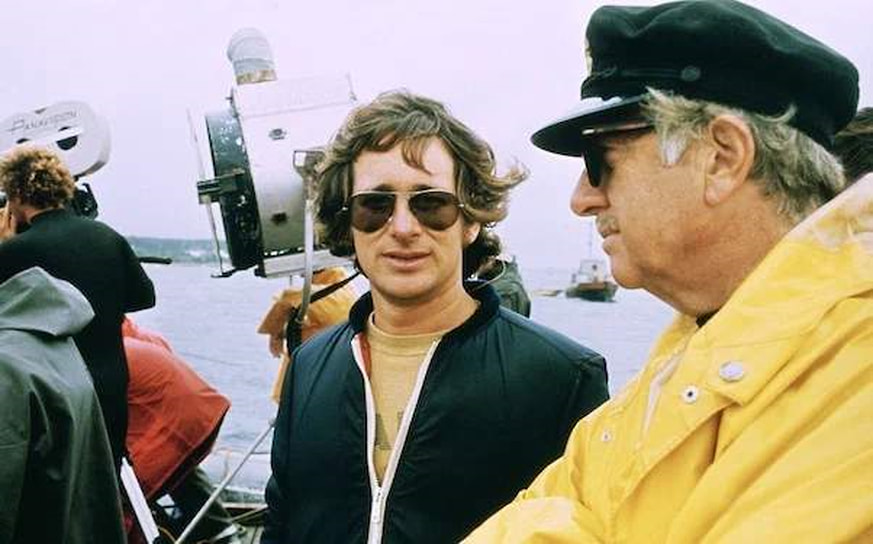 Режиссер Стивен Спилберг на съемках фильма «Челюсти», 1975