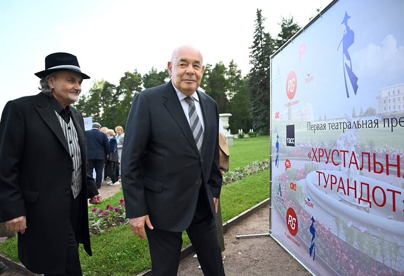 Президент премии «Хрустальная Турандот» Борис Беленький (слева) и спецпредставитель президента по международному культурному сотрудничеству Михаил Швыдкой
