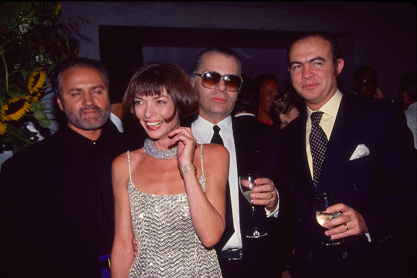 Анна Винтур возглавила американский Vogue в 1988 году, до этого была главным редактором британского Vogue с 1985 по 1987 год, работала в журналах Harper’s Bazaar, Viva, Savvy и New York. Тогда же получила прозвище Nuclear Wintour («Ядерная зима») из-за своего жесткого и требовательного стиля руководства
&lt;br>На фото: с модельерами Джанни Версаче, Карлом Лагерфельдом и Кристианом Лакруа на вечеринке в Нью-Йорке, 1990 год