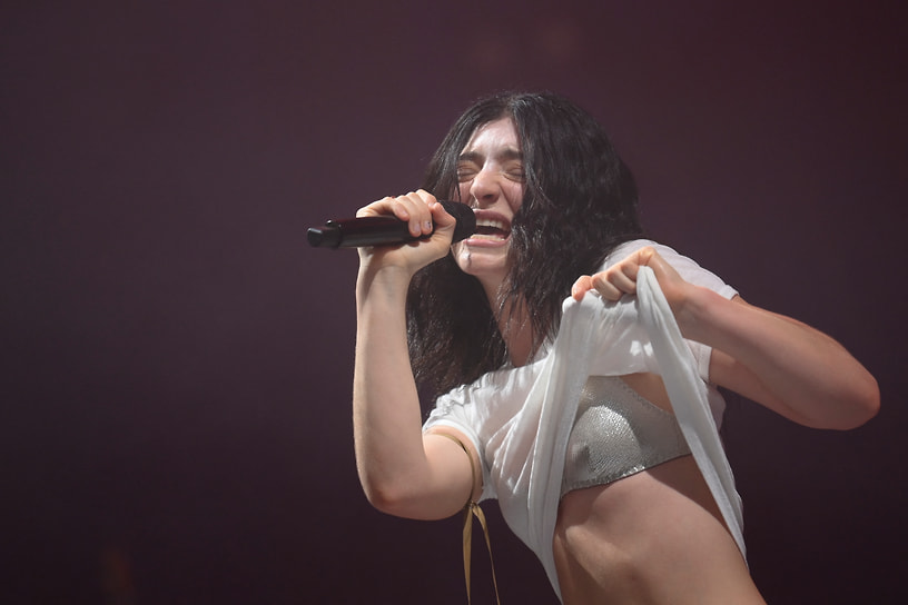 Выступление певицы Lorde, которая представила на фестивале новый альбом