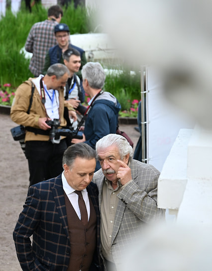 Директор Государственного академического театра имени Вахтангова Кирилл Крок (слева) и первый заместитель гендиректора ТАСС Михаил Гусман на церемонии вручения Первой театральной премии «Хрустальная Турандот» в музее-заповеднике «Архангельское»