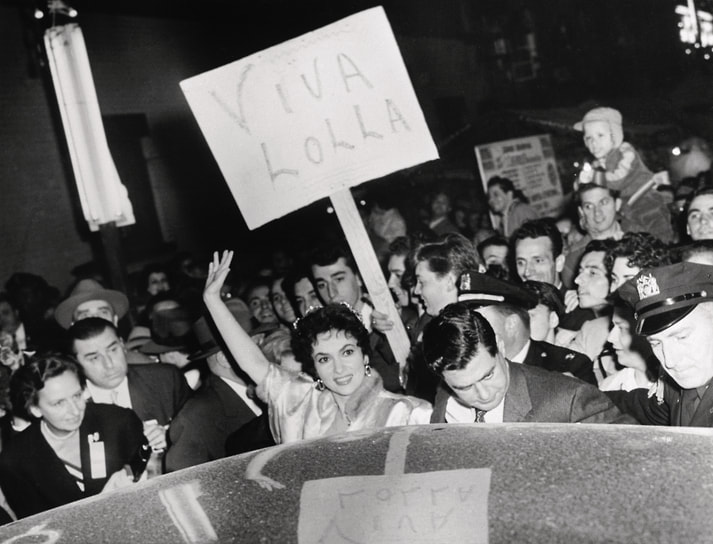После роли в фильме «Хлеб, любовь и мечты» 1953 года в Нью-Йорке актрису начали называть итальянской версией Мэрилин Монро
&lt;BR>На фото: поклонники приветствуют актрису на празднике Сан-Дженнаро в Нью-Йорке (США), 1953 год