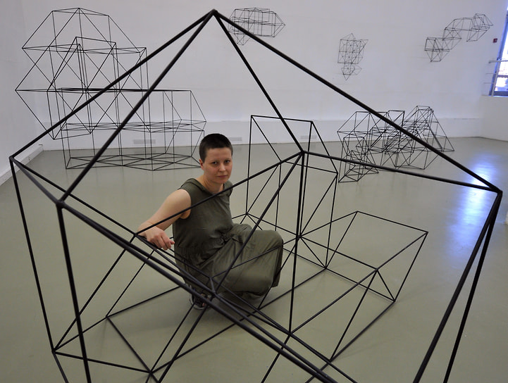 Аня Жёлудь на своей выставке «Упражнение», 2013
