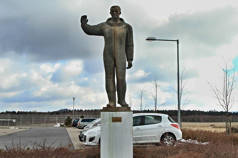 Монумент напротив международного аэропорта в Карловых Варах, Чехия. В 1975 году он был установлен в самих Карловых Варах недалеко от Гейзерной колоннады в память о визите космонавта на отдых в 1966 году. На новое место монумент был перенесен в 1992 году
