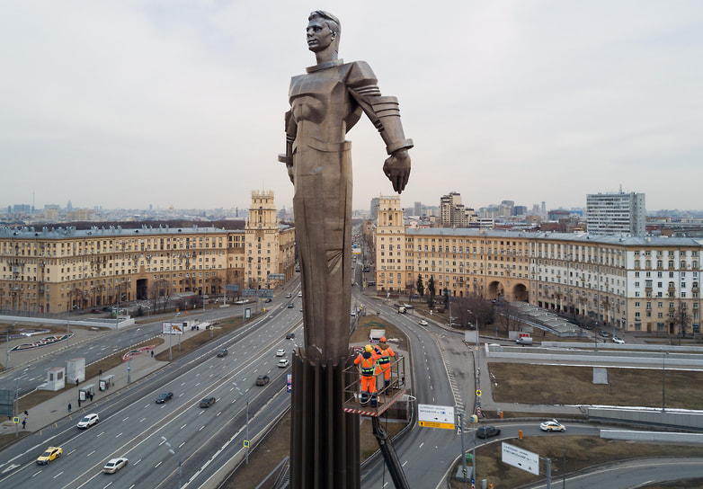 «Главный» памятник Гагарину примечателен тем, что он отлит из титана. Металл редко используется в скульптуре, но незаменим при создании самолетов и космических кораблей. На создание фигуры первого космонавта Земли ушло 12 тонн сырья. Высота памятника вместе с постаментом составляет 42,5 метра. Место установки выбрано не случайно — по Ленинскому проспекту 14 апреля 1961 года Юрий Гагарин направлялся из аэропорта Внуково в Кремль с докладом о своем космическом полете