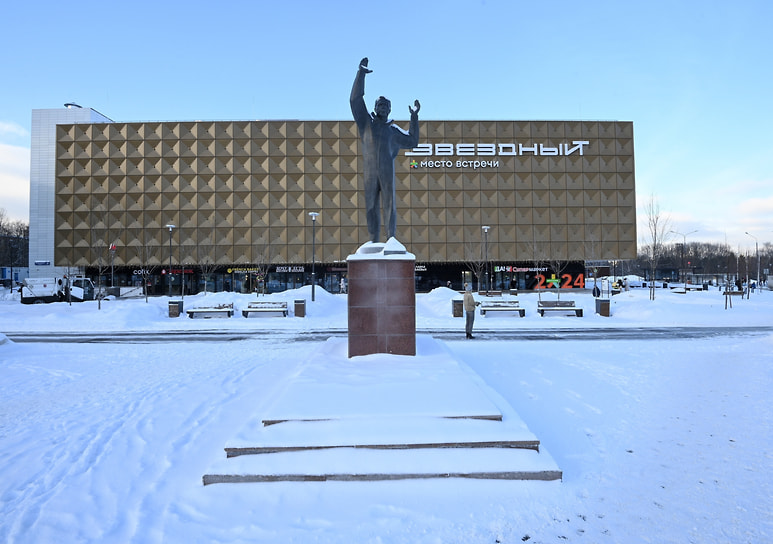 Еще один памятник Юрию Гагарину, расположенный в Москве. Установлен напротив здания бывшего кинотеатра «Звездный» на проспекте Вернадского в 1986 году. Копия памятника в том же году была установлена в Оренбурге, где в 1955–1957 годах первый космонавт учился в летном училище