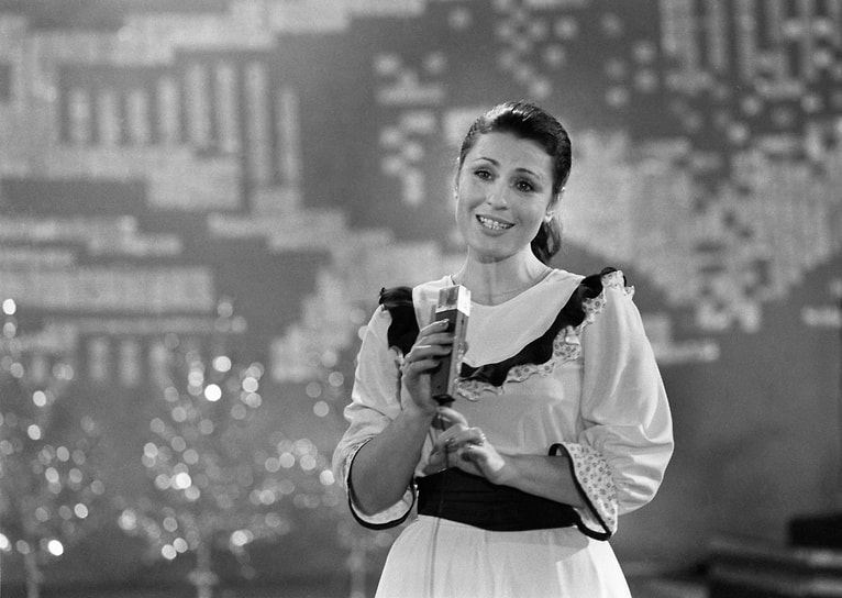 В 1982 году певица впервые исполнила песню «Я не могу иначе», написанную композитором Александрой Пахмутовой и поэтом Николаем Добронравовым. Композицию назвали «гимном женственности»
&lt;BR>Валентина Толкунова во время выступления, 1982 год