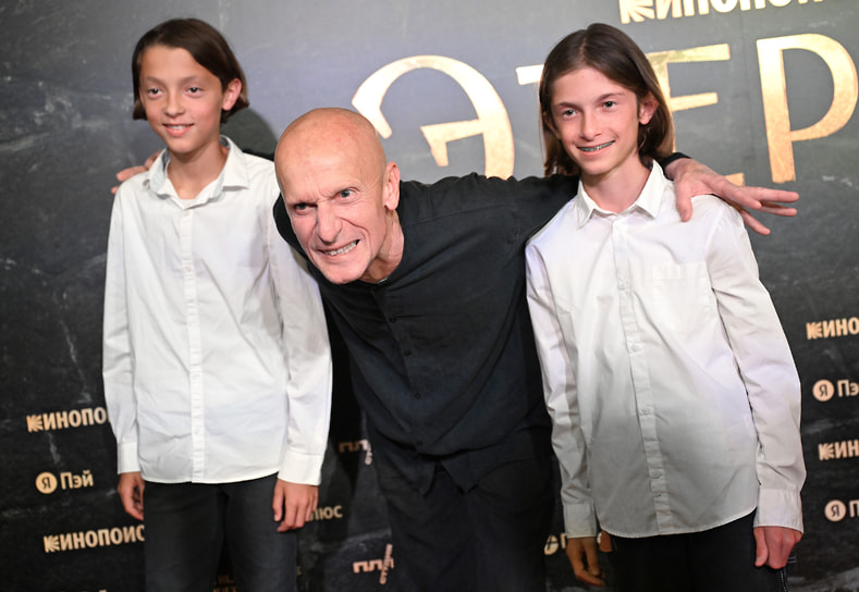 Худрук театра «Дерево» Антон Адасинский на премьере фэнтези-сериала «Этерна» режиссера Сергея Трофимова в кинотеатре «КАРО 11 Октябрь»