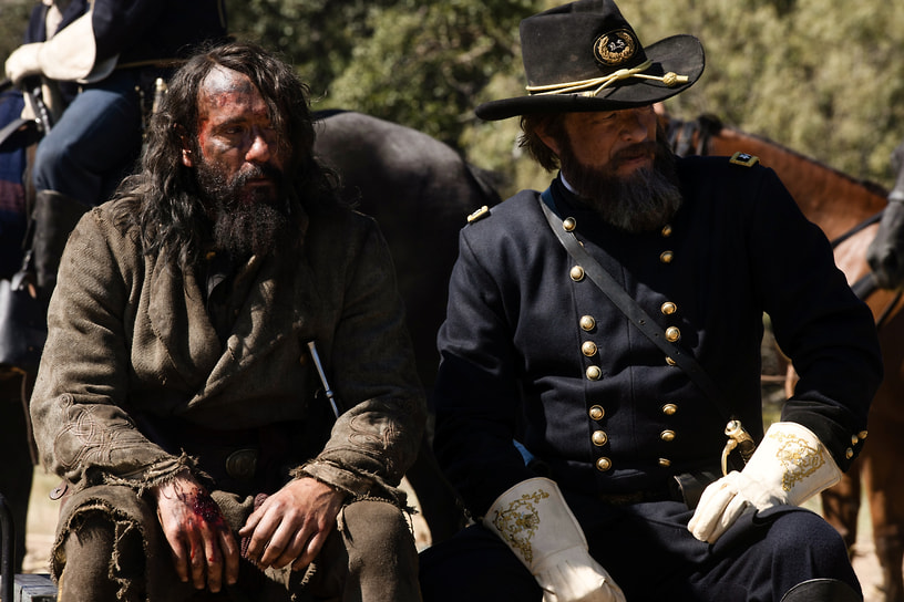С актером Тимом Макрго (слева) в сериале 1883, 2021 год