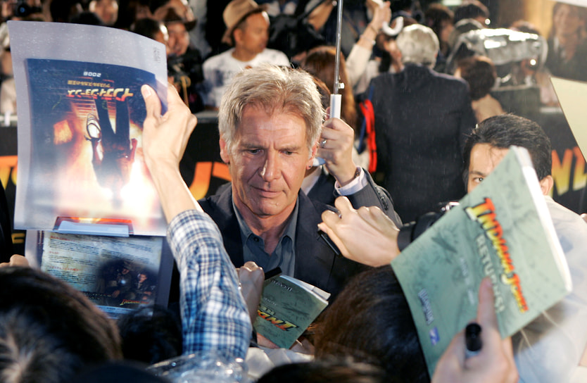 Харрисон Форд раздает автографы на премьере фильма «Индиана Джонс и Королевство хрустального черепа» в Токио, 2008 год