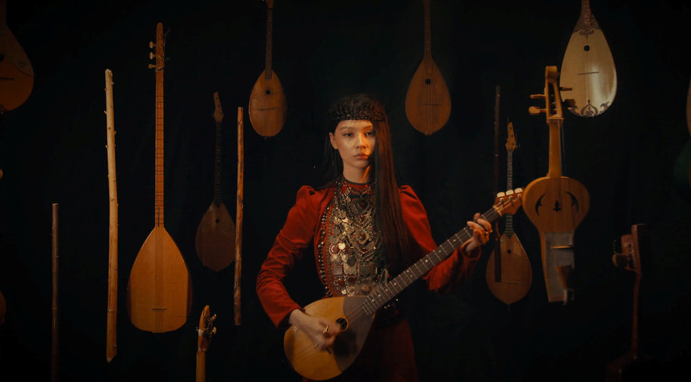 Кадр из клипа Ay Yola «Homay», 2025