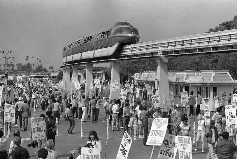 В 1984 году работники Диснейленда организовали 22-дневную забастовку с требованием улучшить условия труда и повысить заработную плату. Им удалось сохранить свои рабочие места и добиться ряда льгот у руководства парка