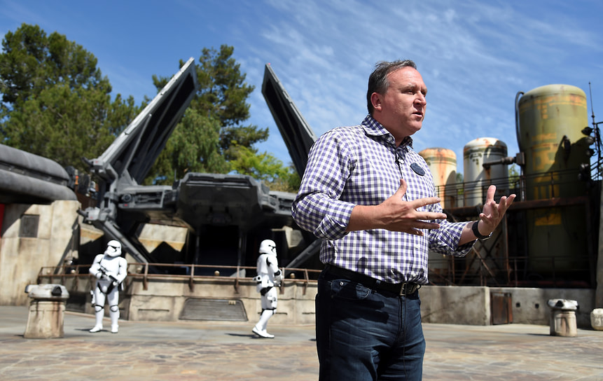 Креативный директор Walt Disney Imagineering Скотт Троубридж на пресс-показе тематической зоны «Звездные войны: Край галактики» в Диснейленде, 2019 год