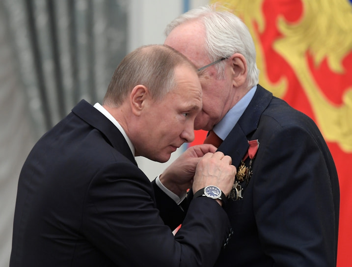 В 2017 году президент России Владимир Путин вручил Василию Ливанову орден Почета (на фото). У актера множество других наград, среди которых — орден «Щит Отечества» I степени, орден «За заслуги перед Отечеством» IV степени и звание народного артиста РСФСР