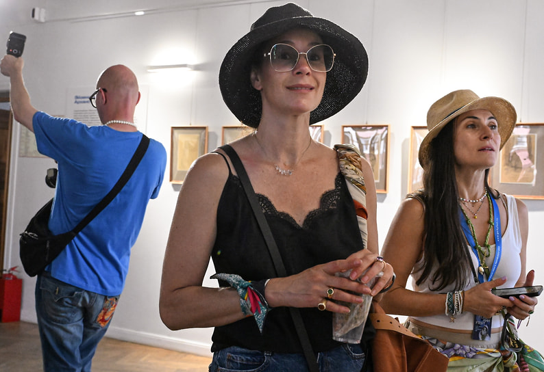 Слева направо: фотограф Геннадий Авраменко, актриса Ольга Сутулова и художник по костюмам Наталья Каневская на выставке из личной картинной репродукции советского режиссера Сергея Эйзенштейна в рамках фестиваля нового российского кино «Горький Fest»