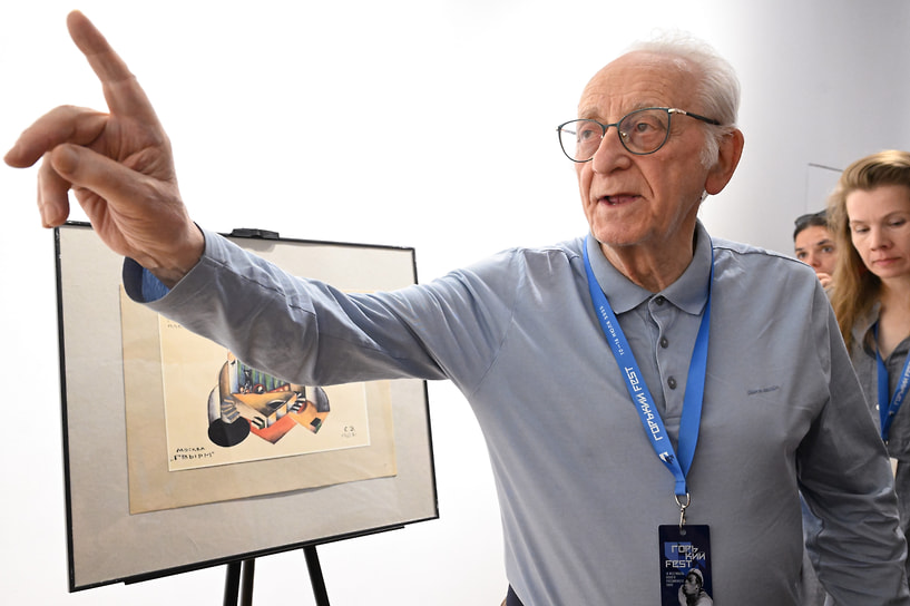 Историк кино Наум Клейман на выставке из личной картинной репродукции советского режиссера Сергея Эйзенштейна в рамках фестиваля нового российского кино «Горький Fest»