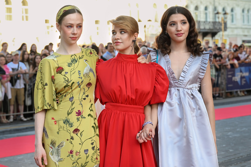 Слева направо: актрисы Вера Ефремова, Мария Пореченкова и Камилла Хаева на закрытии IX фестиваля нового российского кино «Горький Fest» в Нижегородском театре драмы