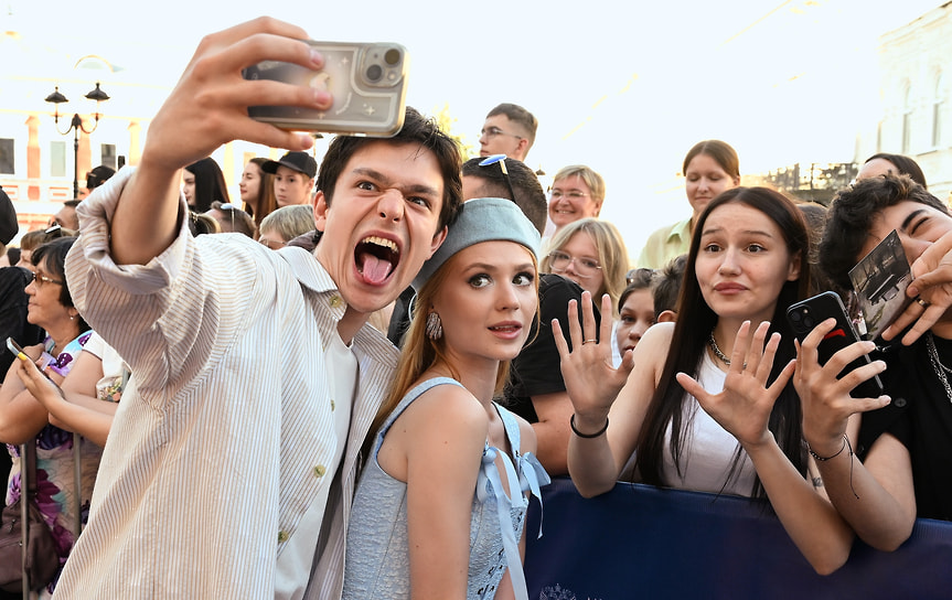 Актеры Екатерина Чаннова (в центре) и Данила Краснов (слева) на закрытии IX фестиваля нового российского кино «Горький Fest» в Нижегородском театре драмы