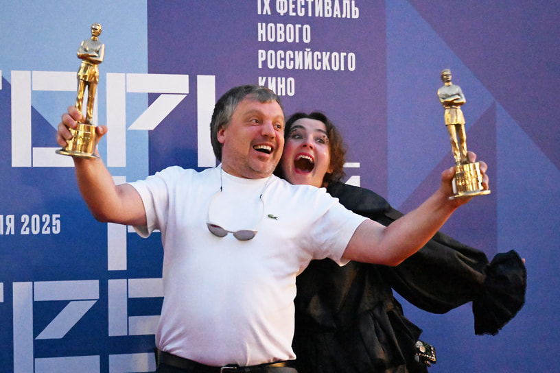 Продюсер Максим Добромыслов с наградой актера Олега Выходова в номинации «Лучшая актерская работа» (фильм «Забор», режиссер Лев Евлампиев) и композитор Дарья Потишная, награжденная в номинации «Лучшее музыкальное решение», на фестивале нового российского кино «Горький Fest»