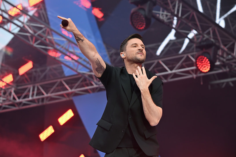 Певец Сергей Лазарев на музыкальном фестивале «VK Fest 2025» в Лужниках