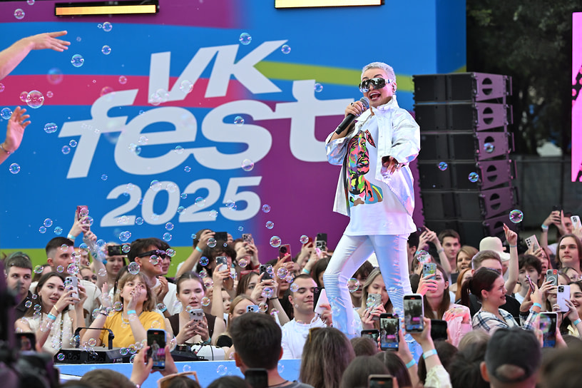 Певица Катя Лель на музыкальном фестивале «VK Fest 2025» в Лужниках