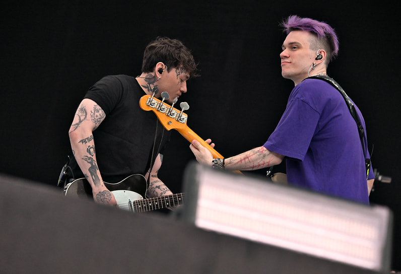 Вокалист группы «Три дня дождя» Глеб Викторов (слева) на музыкальном фестивале «VK Fest 2025» в Лужниках