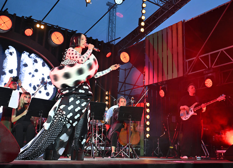 Солистка группы IOWA Екатерина Иванчикова на музыкальном фестивале «VK Fest 2025» в Лужниках