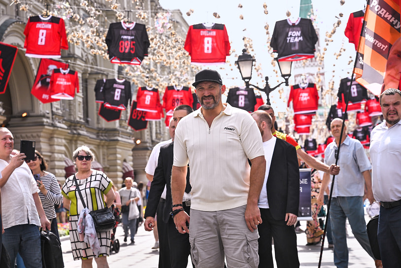 Хоккеист Александр Овечкин на Никольской улице перед открытием хоккейной площадки на Флотской улице, на которой он тренировался в детстве
