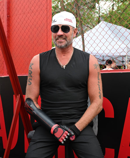 Фигурист Роман Костомаров на открытии хоккейной площадки на Флотской улице