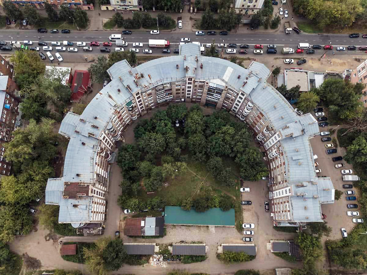 Дом-подкова. Построен в 1933–1934 годах по проекту ивановского архитектора Александра Панова в стиле советского конструктивизма