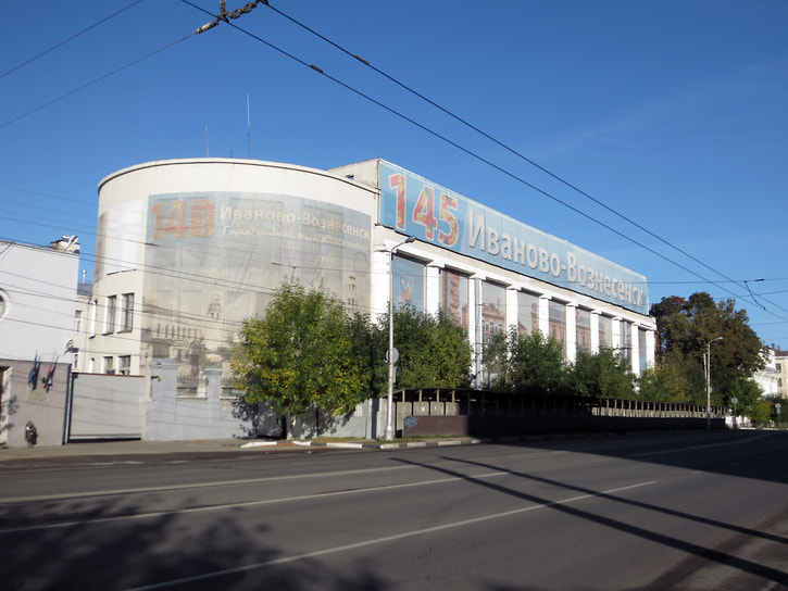 Дом-пуля. Построен в 1930–1932 годах по проекту архитектора Николая Кадникова в стиле советского конструктивизма с элементами постконструктивизма и «красной дорики»
