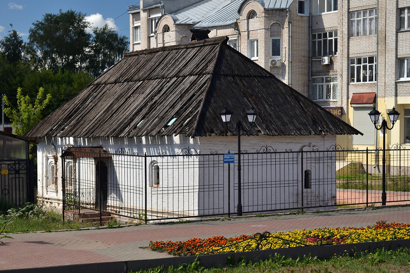 Щудровская палатка. Выполнена в традиционном русском стиле XVII века с резными наличниками и деревянной рубленой конструкцией